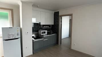 Villa | Cocina privada | Refrigerador, microondas y utensilios de cocina