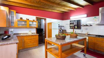 Een koelkast, een magnetron, een oven, een vaatwasser