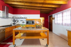 Refrigerador, microondas, horno, lavavajillas