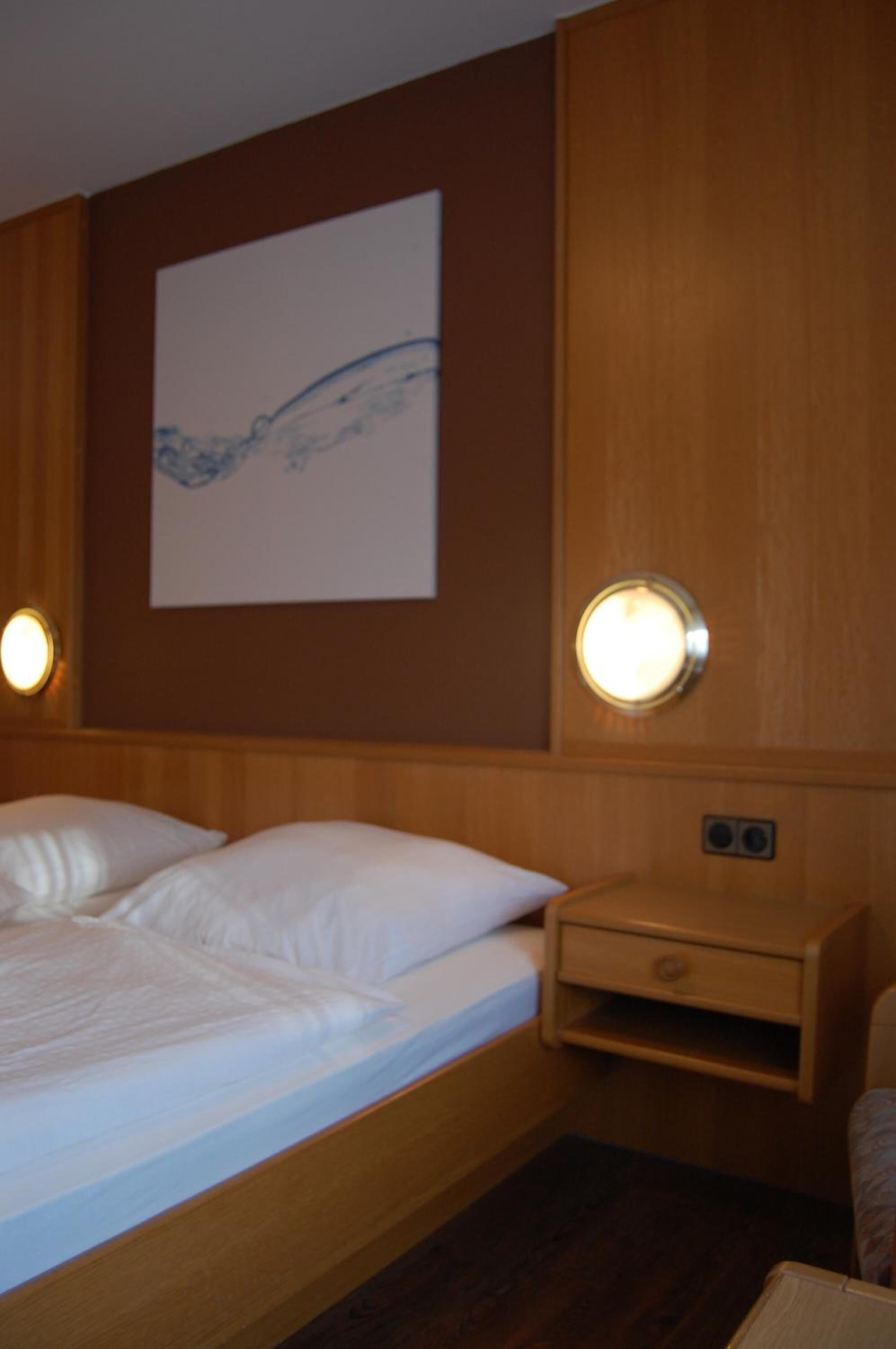 desk, cots/infant beds, free wifi