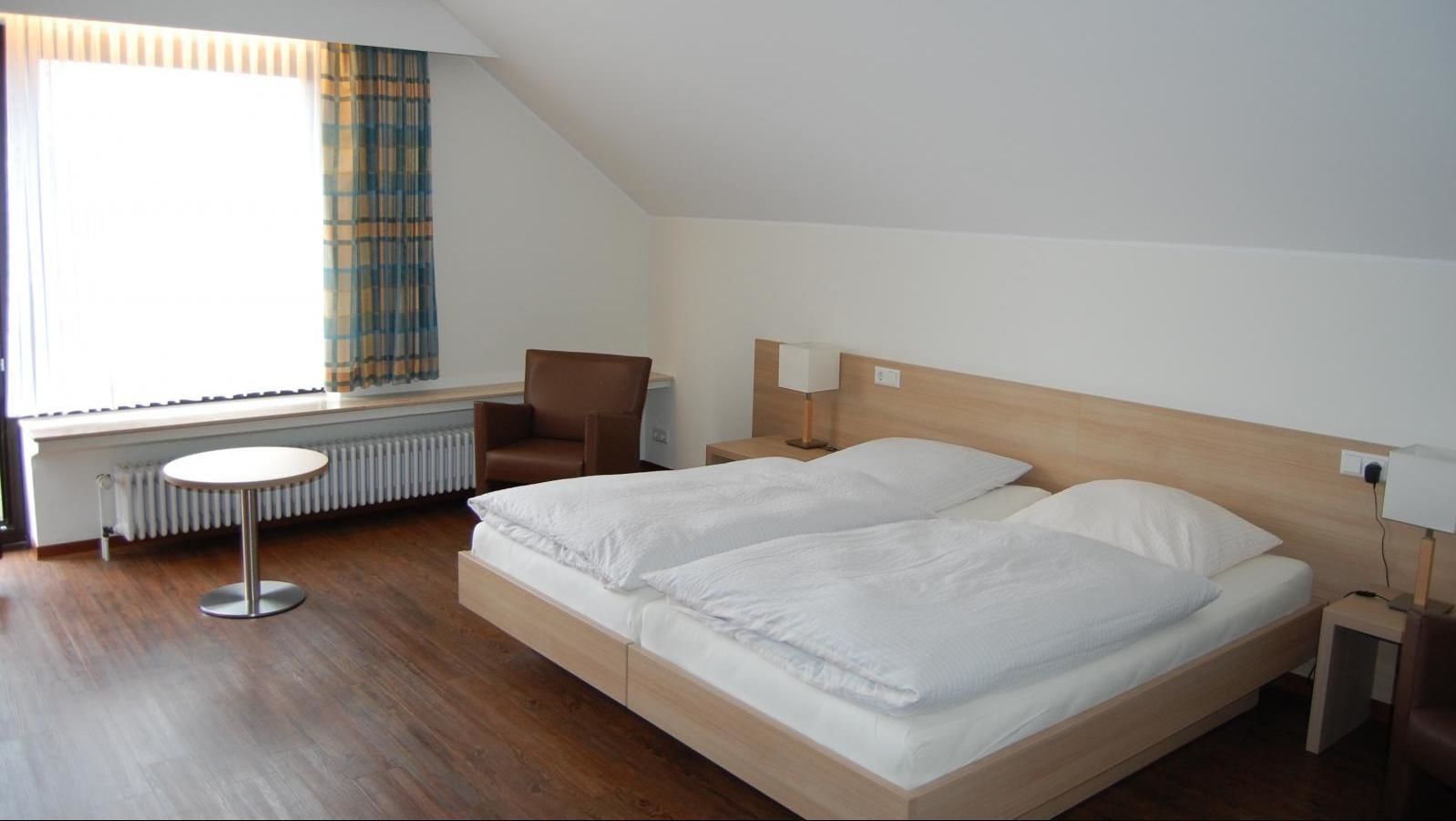 comfort double or twin room | desk, cots/infant beds, free wifi