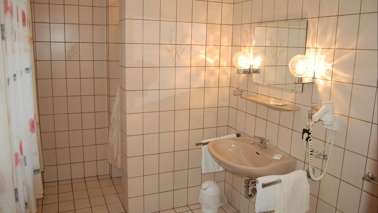 free toiletries, hair dryer