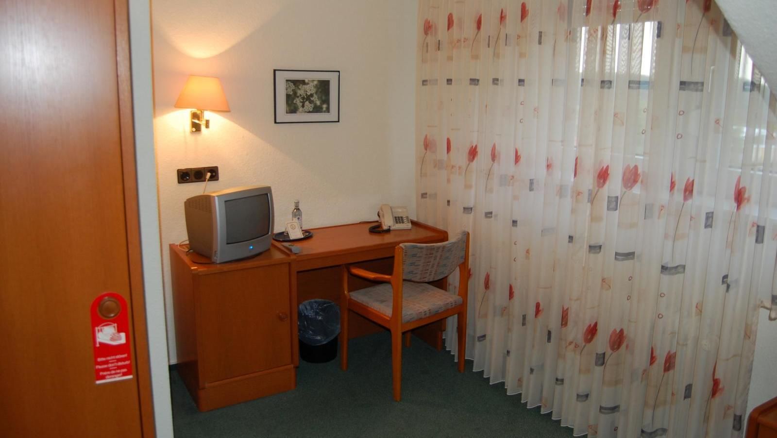 desk, cots/infant beds, free wifi