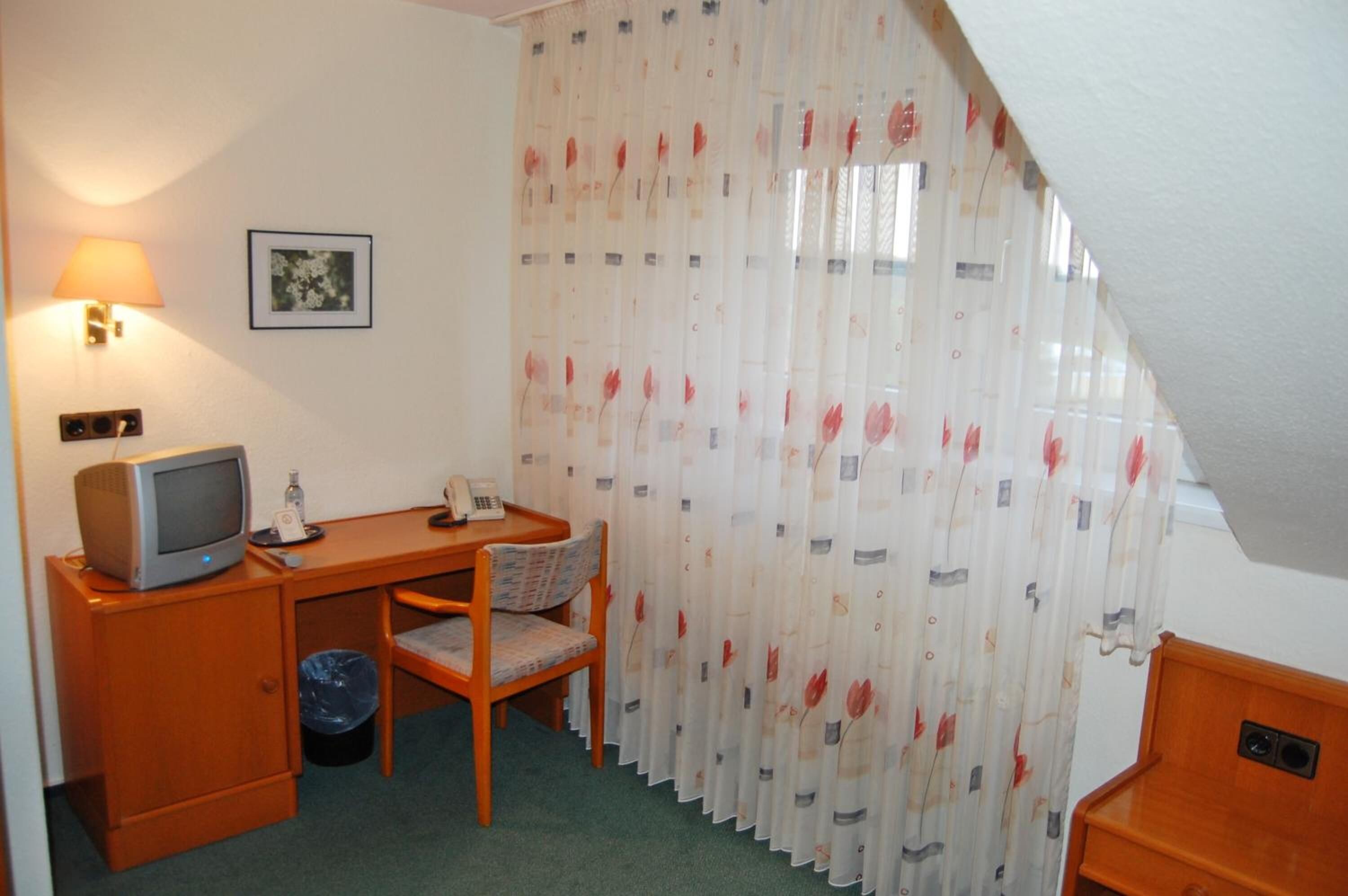 desk, cots/infant beds, free wifi