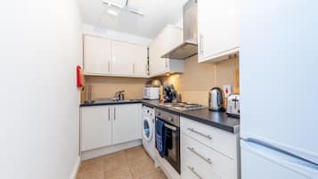 Full-size fridge, microwave, oven, stovetop