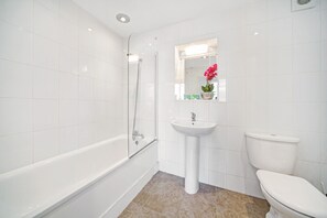 Appartement Confort, plusieurs lits | Salle de bain | Douche, articles de toilette gratuits, sèche-cheveux