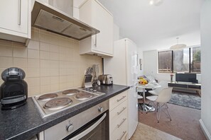 Comfort Apartment, Multiple Beds | Private kitchen | Full-sized fridge, microwave, oven, stovetop - 2 Bed Cosy Apartment in Central London Fitzrovia FREE WIFI by City Stay Aparts London (London)
