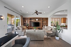 Smart-tv, pejs, dvd-afspiller, stereoanlæg