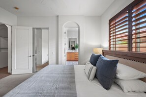 4 habitaciones, escritorio, tabla de planchar con plancha y wifi gratis 
