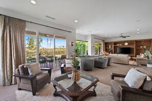 Smart-tv, pejs, dvd-afspiller, stereoanlæg