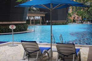 3 piscinas externas, guarda-sóis