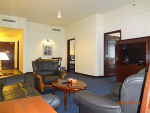 Suite familiare, 2 camere da letto | Soggiorno | TV LED