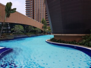 3 piscines extérieures, parasols