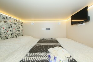 Family Quadruple Room | In-room safe, blackout drapes, soundproofing, WiFi (free) - Kupe Capsule Hotel & Hostel (Kazan)