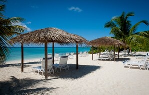 On the beach - Discovery Point Club by Cayman Villas (Seven Mile Beach)