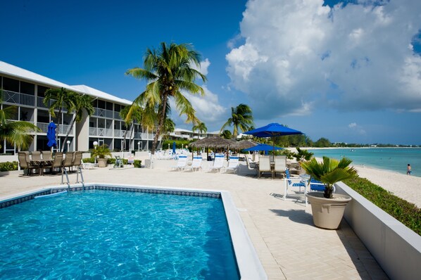 Outdoor pool - Discovery Point Club by Cayman Villas (Seven Mile Beach)
