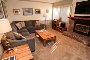 TV, caminetto, lettore DVD