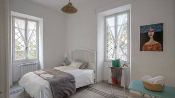 Camera doppia, 1 letto matrimoniale, bagno privato | Ferro/asse da stiro, Wi-Fi gratuito, lenzuola