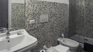 A bathroom with a sink, toilet, and shower. - Equilibrì Guest House (Rome)