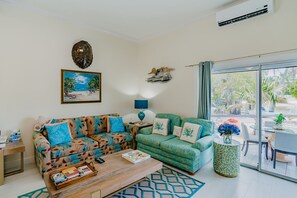 Villa, 1 habitación | Sala de estar | Televisión de pantalla plana de 42 pulgadas con canales digitales 