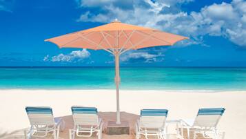 Beach nearby, white sand, beach towels, 2 beach bars