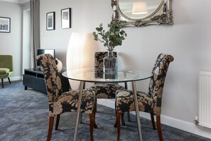 Comfort Apartment, 2 Bedrooms, Non Smoking | In-room dining - Harris Retreat - Donnini Apartments (Ayr)