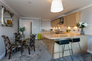 Comfort Apartment, 2 Bedrooms, Non Smoking | Private kitchen | Full-sized fridge, microwave, oven, stovetop - Harris Retreat - Donnini Apartments (Ayr)