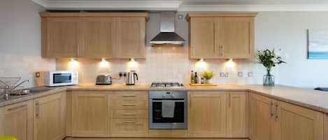 Comfort Apartment, 2 Bedrooms, Non Smoking | Private kitchen | Full-size fridge, microwave, oven, stovetop