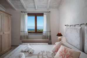 Apartament de luxe, 1 dormitori, pati, vistes al mar | Caixa forta a l'habitació i mobiliari individual 