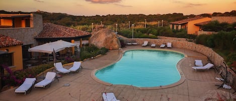 Kauden mukainen ulkouima-allas avoinna 9.00–21.00, aurinkotuoleja