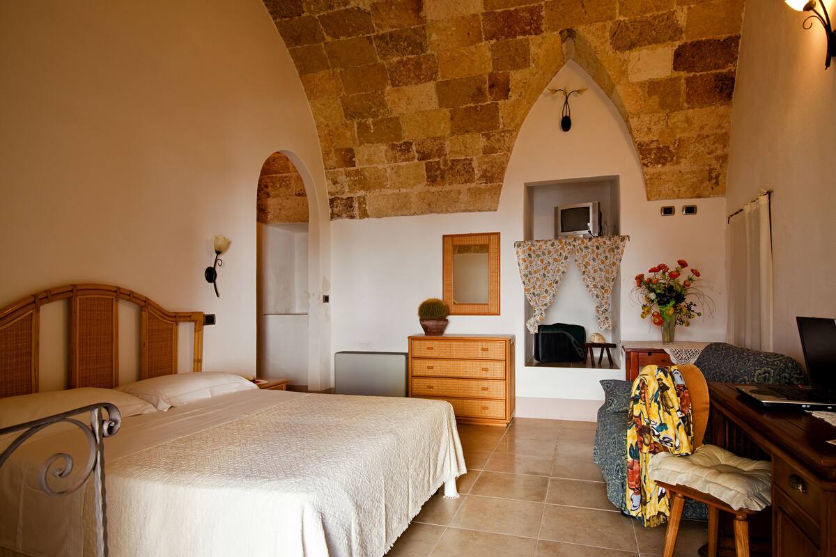 Free cots/infant beds, free WiFi, bed sheets