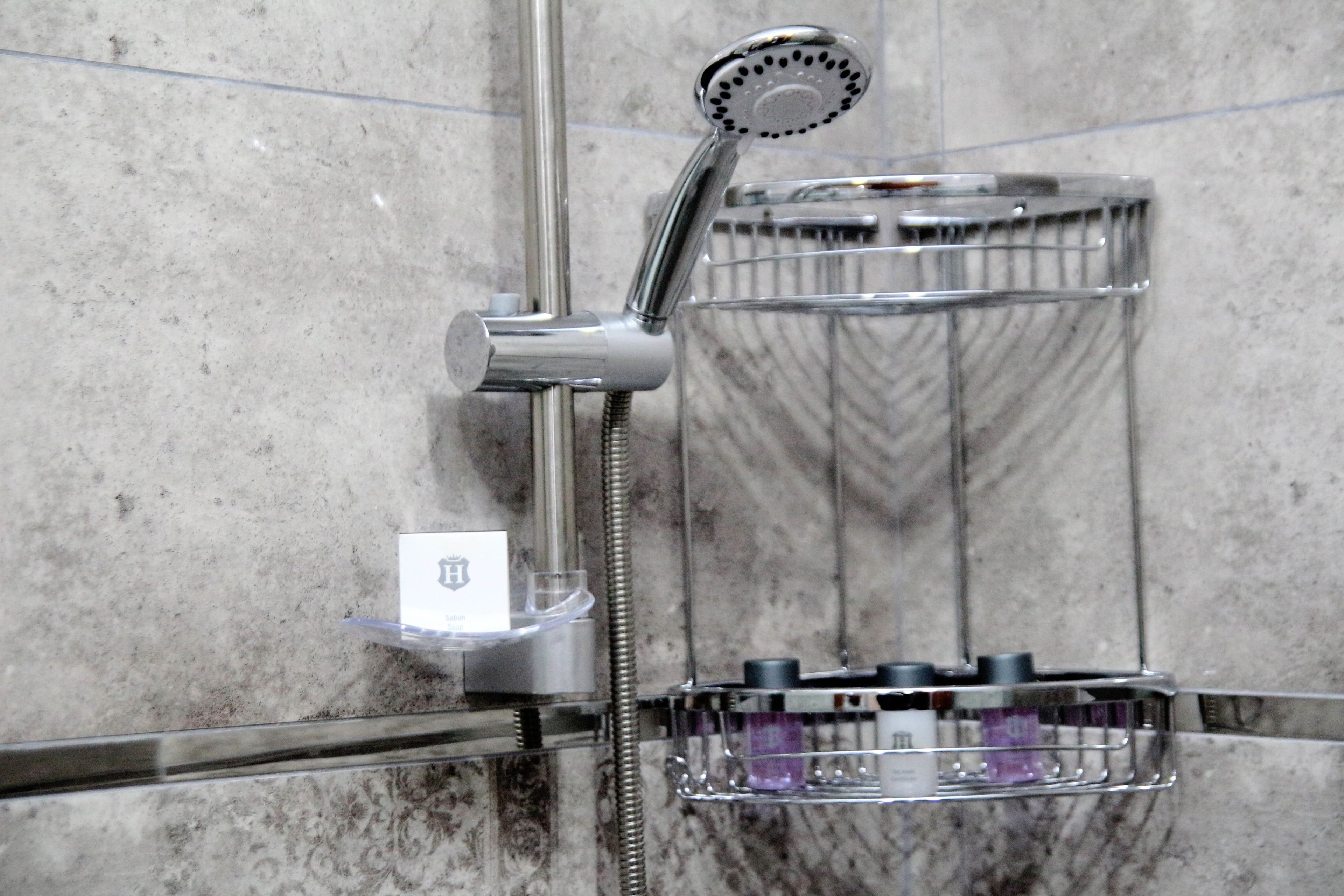 Amenidades de baño | Amenidades de baño gratuitas, secadora de cabello, pantuflas, toallas 