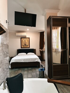 Suite Deluxe, vista al jardín | Sábanas de algodón egipcio, ropa de cama de alta calidad y escritorio 