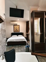 华丽套房, 花园景观 | 埃及棉床单、高档床上用品、办公桌、遮光窗帘