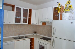 Refrigerador, microondas, placa de cocina, cafetera/tetera
