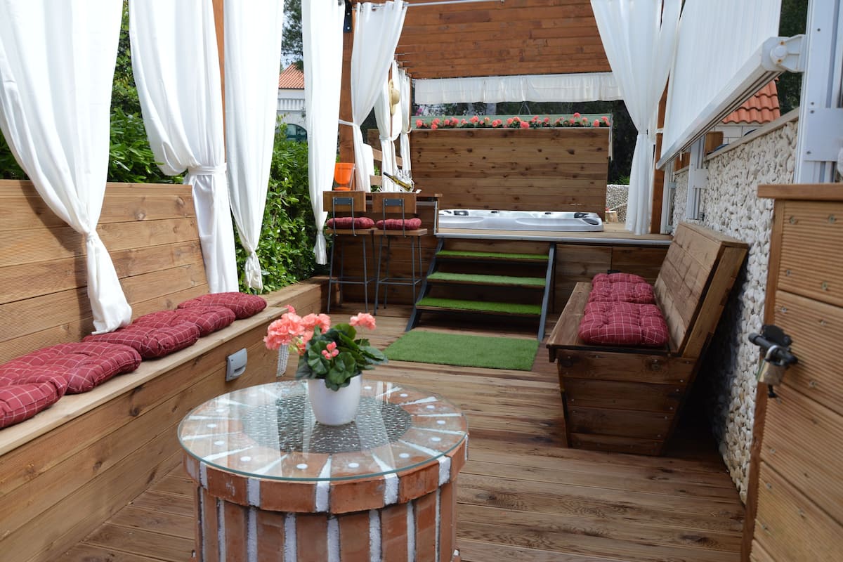 Deluxe Apartment, Jetted Tub | Jetted bathtub