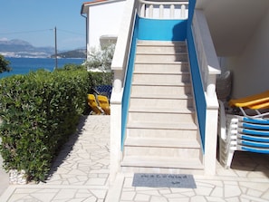 A staircase leading to a balcony with a view of the sea and mountains. - Villa Kale (Split)