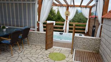 Deluxe Apartment, Jetted Tub | Jetted tub