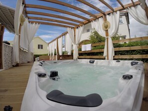 Deluxe Apartment, Jetted Tub | Jetted tub