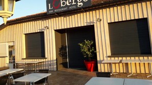 L’cberge-baarissa, -ravintolassa ja -hotellissa on ulkona oleva oleskelualue, jossa on pöytiä ja tuoleja.