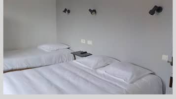 Habitación triple, baño privado | Decoración individual, mobiliario individual, cortinas opacas