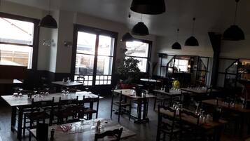Se sirven desayunos, almuerzos, cenas y cocina local