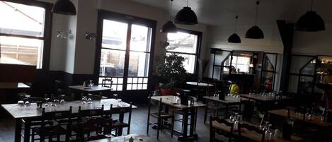 Serveert ontbijt, lunch, diner, lokale gerechten