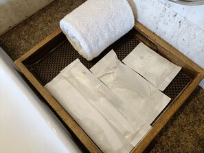 Kamar Mewah | Kamar mandi | Shower, kloset,  dan handuk