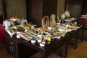 Petit déjeuner buffet servi tous les jours en supplément