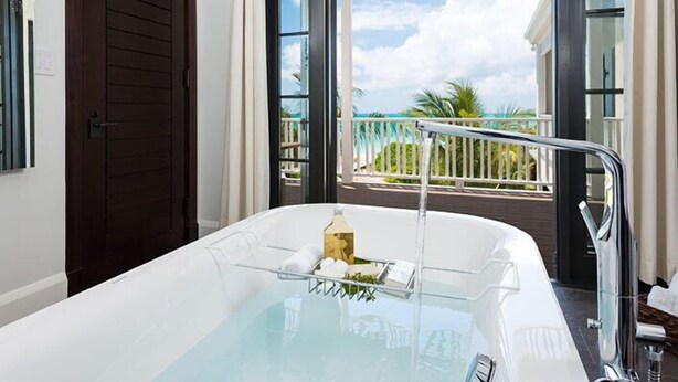 Deep soaking bathtub - Villa Saving Grace (Providenciales)