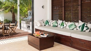 Outdoor dining - Villa Saving Grace (Providenciales)