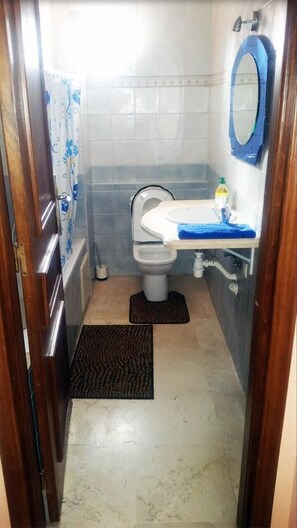 Apartment, 3 Bedrooms | Bathroom | Bathtub, towels