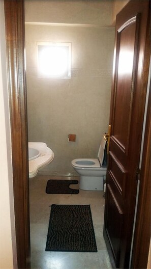 Apartment, 3 Bedrooms | Bathroom | Bathtub, towels