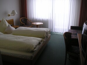 Dubbelrum | Värdeförvaringsskåp på rummet, skrivbord, gratis wi-fi och sängkläder